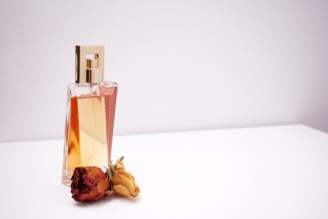 كيف أجعل رائحة العطر تدوم طويلاً